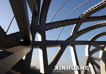 鸟巢膜结构工程进入内层施工阶段，整体进展顺利